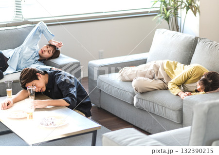 酔い潰れた3人の男女 132390215