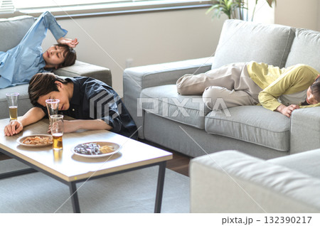 酔い潰れた3人の男女 132390217