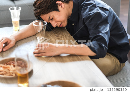 酔い潰れた男 酔い潰れた男 132390520