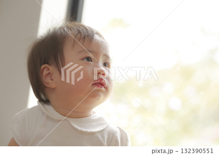 柔らかな光の中にたたずむ可愛い赤ちゃん 132390551