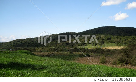 大河津分水路から見える国上山と青空 132390633