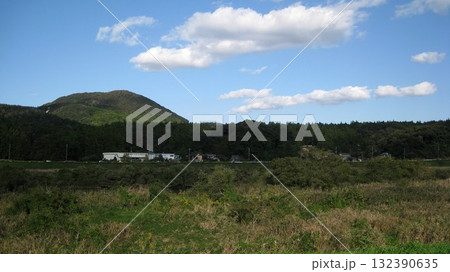 大河津分水路から見える国上山と青空 大河津分水路から見える国上山と青空 132390635