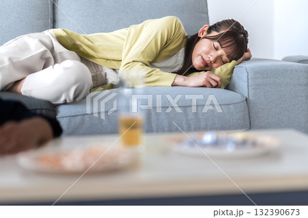酔い潰れてソファで寝る女性 132390673