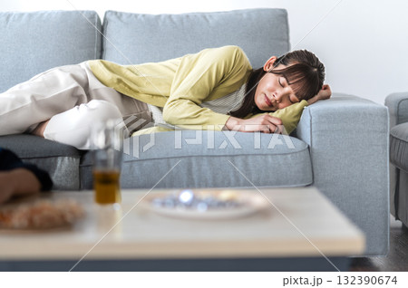 酔い潰れてソファで寝る女性 酔い潰れてソファで寝る女性 132390674