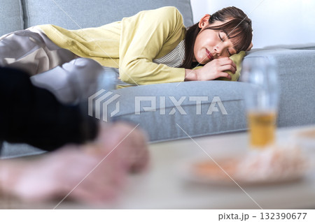 酔い潰れてソファで寝る女性 132390677