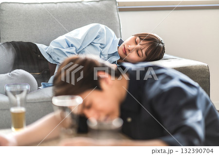 酔い潰れた男女 酔い潰れた男女 132390704