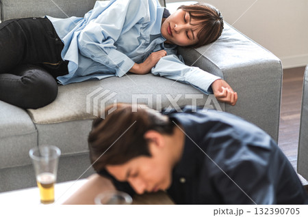 酔い潰れた男女 酔い潰れた男女 132390705