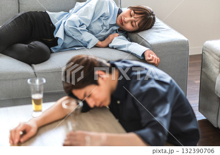 酔い潰れた男女 132390706