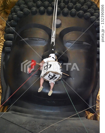 東大寺大仏殿のすす払い 132390866