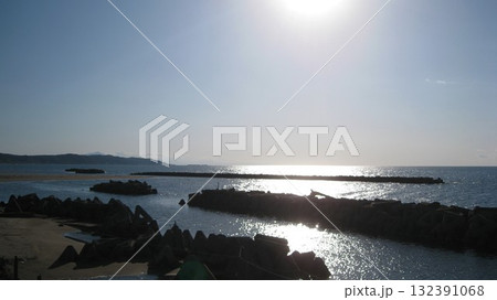快晴の青空と青い海と海岸沿いの岬と波消しブロック 132391068