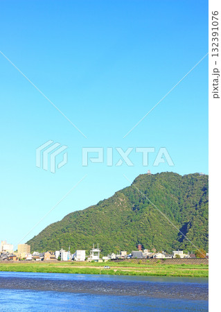 岐阜県岐阜市、長良川と金華山の風景 132391076