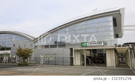 JR横浜線の八王子みなみ野駅、西口と駅舎 JR横浜線の八王子みなみ野駅、西口と駅舎 132391256