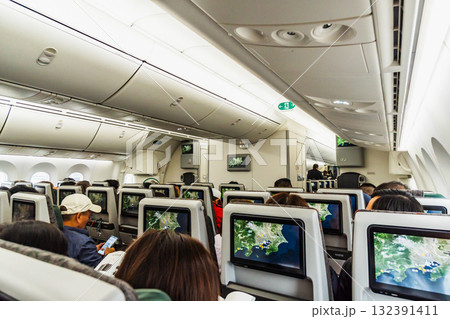 飛行機内イメージ　フライト　台北行 132391411