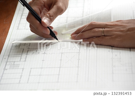 一級建築士試験の設計製図の作図をする男の手 一級建築士試験の設計製図の作図をする男の手 132391453