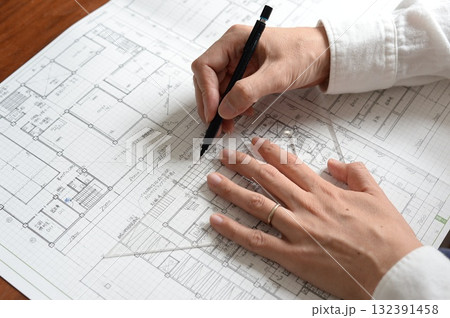 一級建築士試験の設計製図の作図をする男の手 132391458