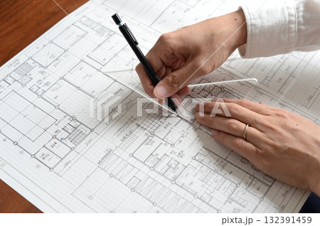 一級建築士試験の設計製図の作図をする男の手 132391459