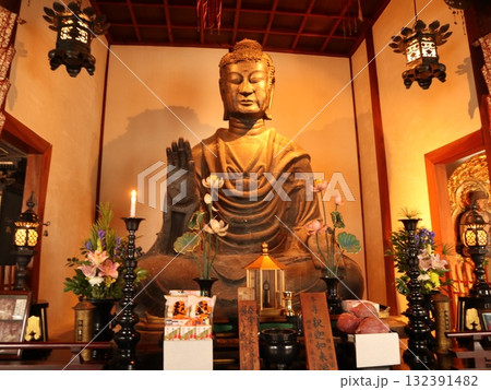 奈良　飛鳥寺　日本最古の寺と飛鳥大仏（2度焼ける）　 132391482