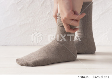 靴下を履く女性 132391564