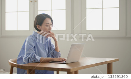 パソコン作業  女性 132391860