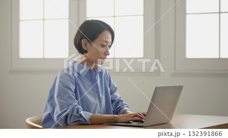 パソコン作業 女性 パソコン作業 女性 132391866