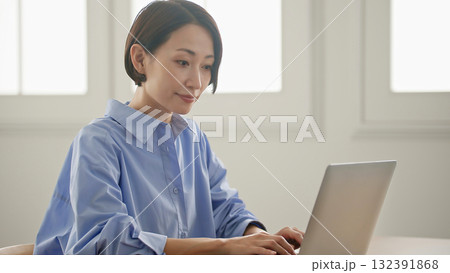 パソコン作業 女性 パソコン作業 女性 132391868