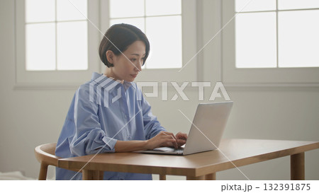 パソコン作業 女性 パソコン作業 女性 132391875