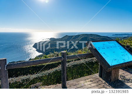 三重県鳥羽市　朝のパールロード鳥羽展望台にある案内図 132391985