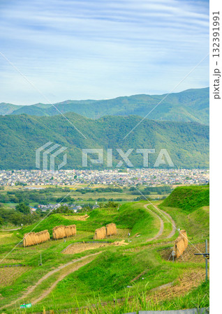 稲架掛けと善光寺平の風景【姨捨の棚田】 稲架掛けと善光寺平の風景【姨捨の棚田】 132391991