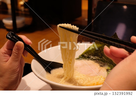博多豚骨ラーメンを食べる人 132391992