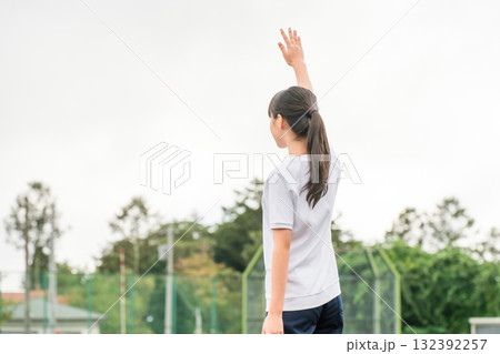 体育祭で選手宣誓する体操着姿の女子生徒 体育祭で選手宣誓する体操着姿の女子生徒 132392257