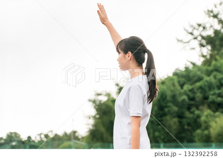 体育祭で選手宣誓する体操着姿の女子生徒 体育祭で選手宣誓する体操着姿の女子生徒 132392258