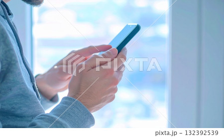 スマホを操作する男性 スマホを操作する男性 132392539