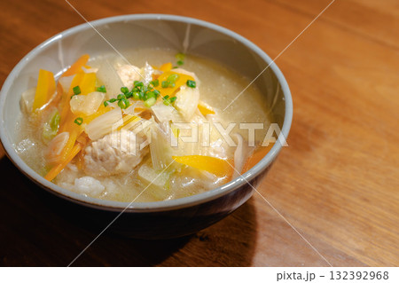 鶏団子と野菜が入った温かいスープの家庭的な夕食 132392968