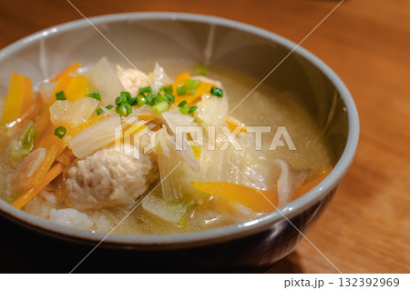 鶏団子と野菜が入った温かいスープの家庭的な夕食 132392969