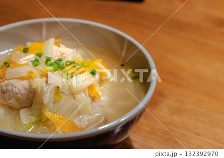 鶏団子と野菜が入った温かいスープの家庭的な夕食 132392970