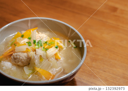 鶏団子と野菜が入った温かいスープの家庭的な夕食 鶏団子と野菜が入った温かいスープの家庭的な夕食 132392973