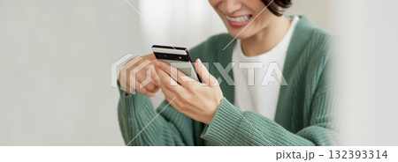 携帯を操作している女性 132393314