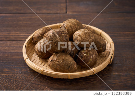 里芋(泥付き)を竹籠に盛った和風の食材カット 里芋(泥付き)を竹籠に盛った和風の食材カット 132393399