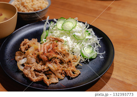 豚肉の炒め物とキャベツのサラダ、味噌汁と炊き込みご飯の家庭的な夕食 132393773