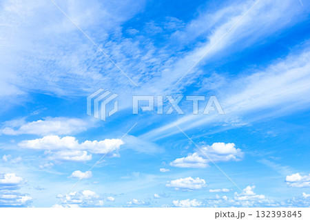 爽やかな青空と白い雲のシンプルな風景 132393845