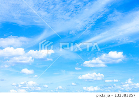 爽やかな青空と白い雲のシンプルな風景 132393857