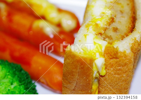 おいしいソーセージと野菜と卵サンド 132394158