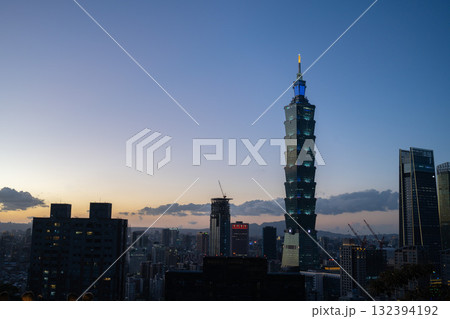 台北の街並みと台北101の夕景/台湾 台北の街並みと台北101の夕景/台湾 132394192