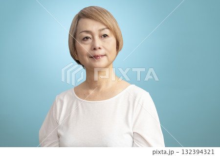 笑顔の若々しいシニア女性 笑顔の若々しいシニア女性 132394321