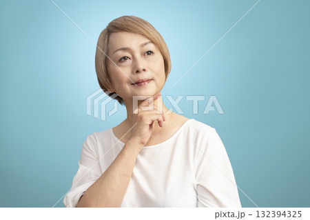 笑顔の若々しいシニア女性 132394325