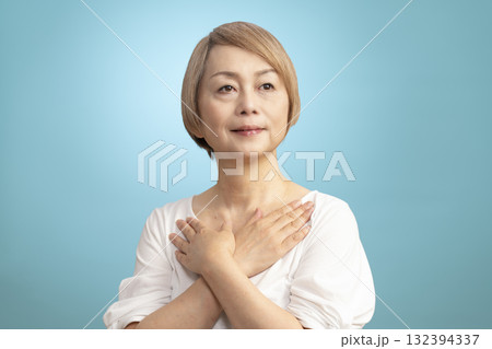 笑顔の若々しいシニア女性 132394337