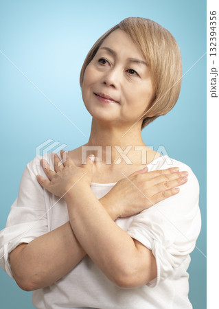 笑顔の若々しいシニア女性 笑顔の若々しいシニア女性 132394356