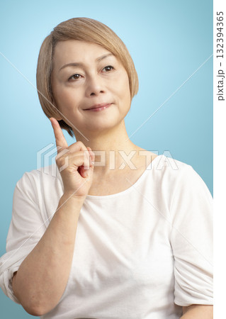 笑顔の若々しいシニア女性 132394365