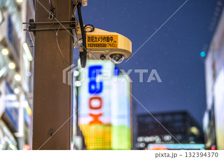 日本の東京都市景観　街角の防犯カメラ作動中。雨の中でも平気、秋葉原駅電気街口の防犯カメラ 132394370