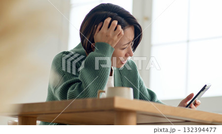 携帯を操作している女性(ミス)がーん! 携帯を操作している女性(ミス)がーん! 132394477